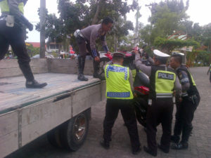 Razia rutin yang dilaksanakan oleh Satlantas Tanjungpinang,kendaraan yang tidak lengkap surat-suratnya ditilang,Rabu (28/9).Foto: Sahrul