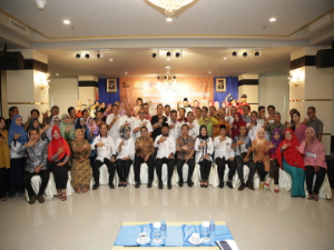 Wali Kota Tanjungpinang, Lis Darmansyah saat foto bersama dengan peserta Sosialisasi Foto : Humas Pemko Tanjungpinang