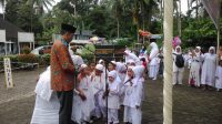 Asisten I Kabupaten Padang Pariaman Idarusalam meminta siswa baca Asma Ui Husna (Foto: Bj)