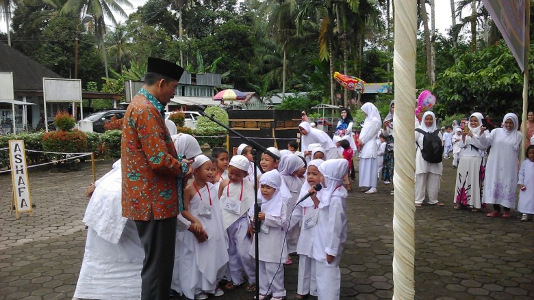 Asisten I Kabupaten Padang Pariaman Idarusalam meminta siswa baca Asma Ui Husna (Foto: Bj)