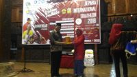 Dra. Mirdawati menerima piala juara triatlon di Jepara