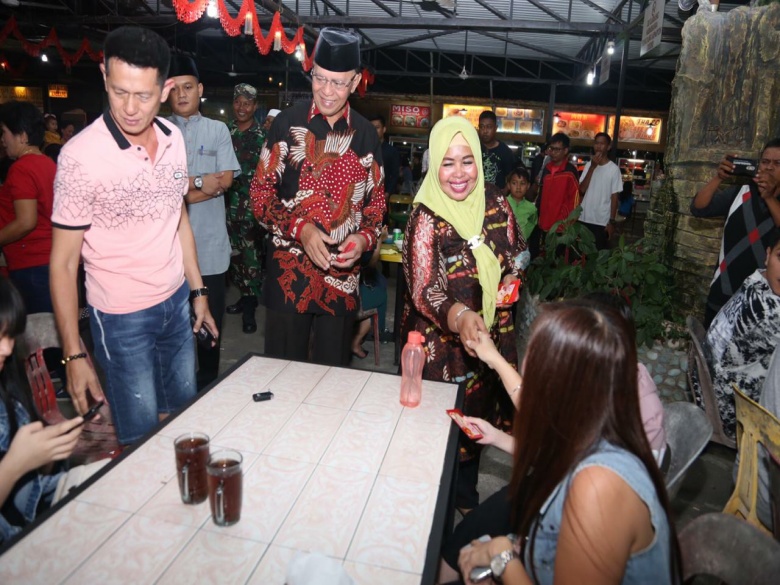 Perayaan Cap Go Meh, Wali Kota Tanjungpinang Berbagi Angpao