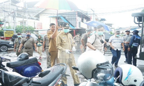 Wali Kota Semprot Cairan Disinfektan