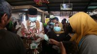 Bagikan Masker di Pasar, Wali Kota Ingatkan Warga Agar Tetap Dirumah