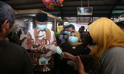 Bagikan Masker di Pasar, Wali Kota Ingatkan Warga Agar Tetap Dirumah