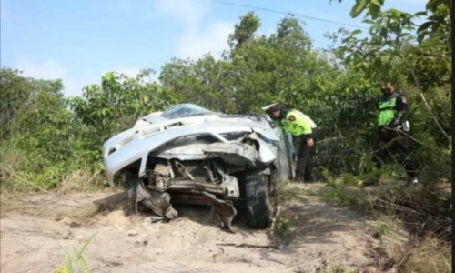 Mobil Plat Merah Terguling-guling di Busung